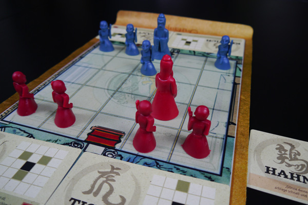 Onitama ist ein schachähnliches, kompetitives Strategiespiel.
